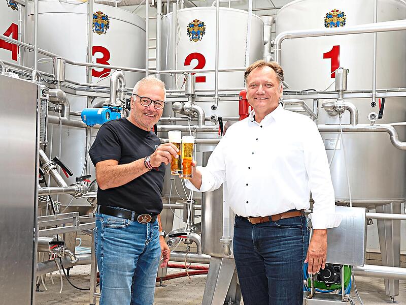 Georg Rittmayer (l.) und Zweiter B&uuml;rgermeister Robert Linz testen schon einmal das Bier, das beim Fest in Hallerndorf zum Ausschank kommt.