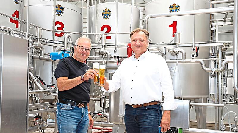 Georg Rittmayer (l.) und Zweiter B&uuml;rgermeister Robert Linz testen schon einmal das Bier, das beim Fest in Hallerndorf zum Ausschank kommt.