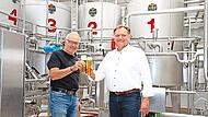 Georg Rittmayer (l.) und Zweiter B&uuml;rgermeister Robert Linz testen schon einmal das Bier, das beim Fest in Hallerndorf zum Ausschank kommt.