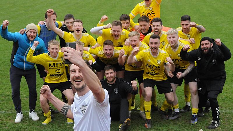 Siegerfoto nach dem 2:1-Ausw&auml;rtserfolg des FC Thulba in Ramsthal. Da hatte Aldin Dzafic (vorne) schon getroffen, zwei T&auml;ge sp&auml;ter sollte es noch besser f&uuml;r ihn kommen.
