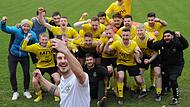 Siegerfoto nach dem 2:1-Ausw&auml;rtserfolg des FC Thulba in Ramsthal. Da hatte Aldin Dzafic (vorne) schon getroffen, zwei T&auml;ge sp&auml;ter sollte es noch besser f&uuml;r ihn kommen.