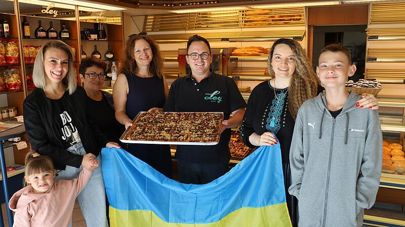 Katja, Sascha, Liubov, Nelly Knaub, Maximilian Ley, Hanna und Wasili (von links) zeigen in Schlüsselfeld den letzten Zwetschenkuchen der Saison. Katja, Sascha, Liubov, Nelly Knaub, Maximilian Ley, Hanna und Wasili (von links) zeigen in Schlüsselfeld den letzten Zwetschenkuchen der Saison.
