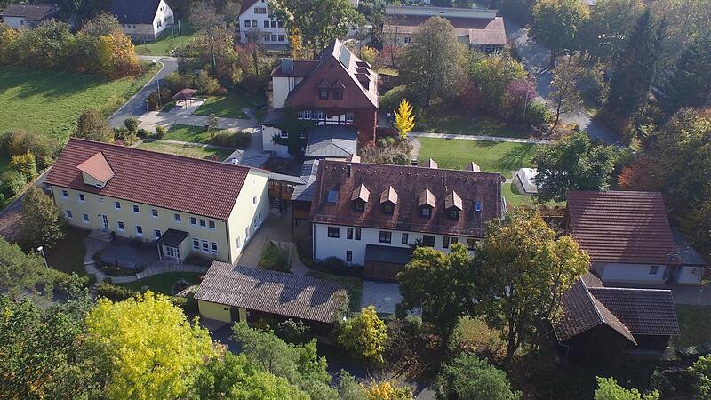 Die Einrichtung &bdquo;Sonnenhaus&ldquo; in Unterleinleiter aus der Luft.Forchheim & Fr&auml;nkische Schweiz