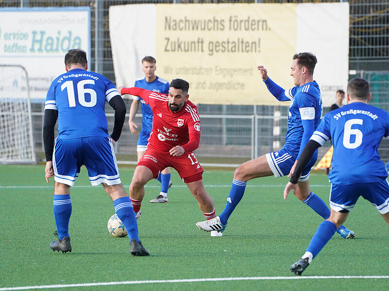 Die Defensive des SV Gro&szlig;garnstadt bekam Tayfun &Ouml;zdemir nicht in den Griff: Der 36-J&auml;hrige erzielte drei Tore.