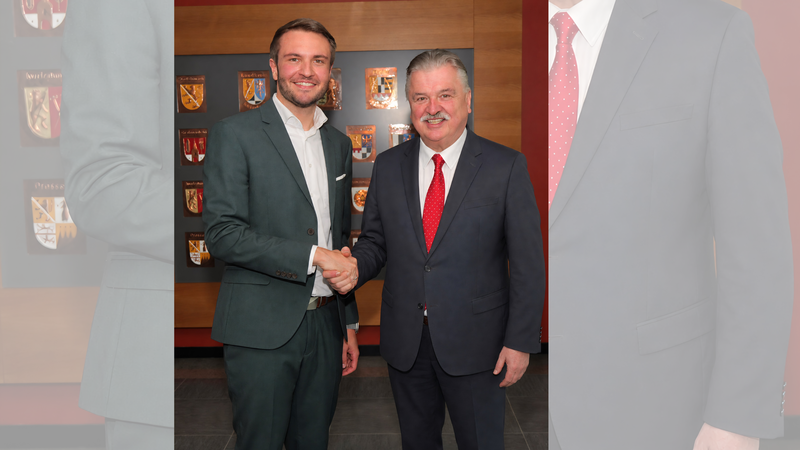 Antrittsbesuch: Vorg&auml;nger Klaus Peter S&ouml;llner w&uuml;nscht seinem Nachfolger Jonas Gleich alles Gute.