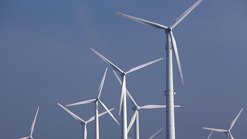 Drehen sich bald Windräder wie auf diesem Symbolfoto über dem Bildhäuser Forst? Nach den Vorstellungen von sechs anliegenden Kommunen soll hier der leistungsstärkste bayerische Windpark entstehen. Drehen sich bald Windräder wie auf diesem Symbolfoto über dem Bildhäuser Forst? Nach den Vorstellungen von sechs anliegenden Kommunen soll hier der leistungsstärkste bayerische Windpark entstehen.