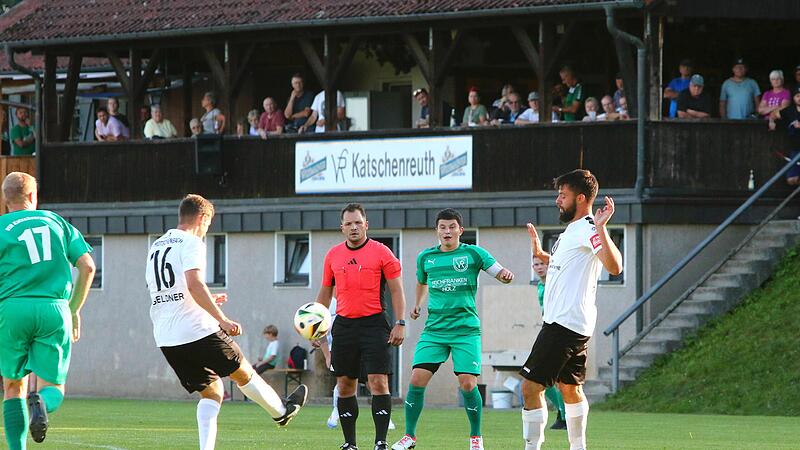Der SV Motschenbach und sein Spielertrainer Tobias Geldner  (Nr. 16) haben sich am Mittwochabend mit einem 1:1-Unentschieden vom VfR Katschenreuth II getrennt.