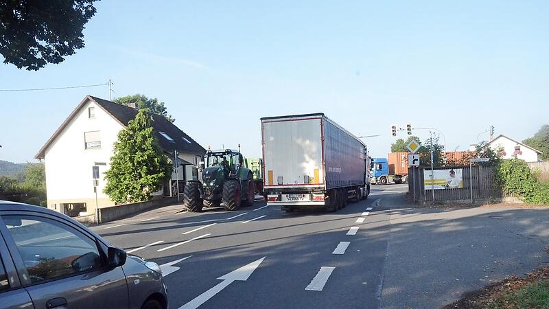 An der Kreuzung B 85/B 89 in Haßlach soll ein Kreisel entstehen und zeitraubende Rückstaus vermeiden.