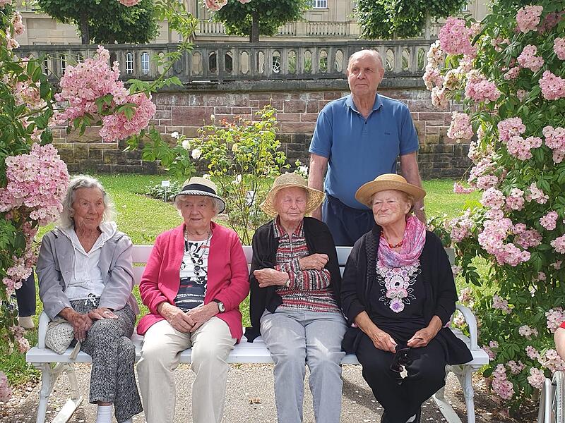 Die Herrschaften f&uuml;hlen sich sichtlich wohl in Kissingens  Rosengarten. Das Bild zeigt von linsk: Anneliese Daschner, Lyida Fehr, Rosel Zastrow und Keul Johnanna, stehend Eduard  Zeisner.