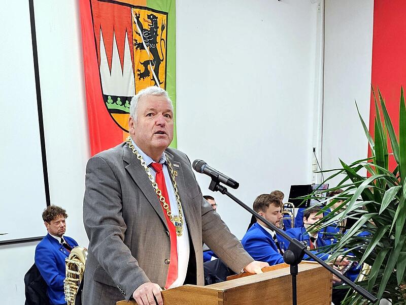 Bürgermeister Jürgen Hennemann ist froh über jeden Bürger, der sich ehrenamtlich engagiert. Bürgermeister Jürgen Hennemann ist froh über jeden Bürger, der sich ehrenamtlich engagiert.