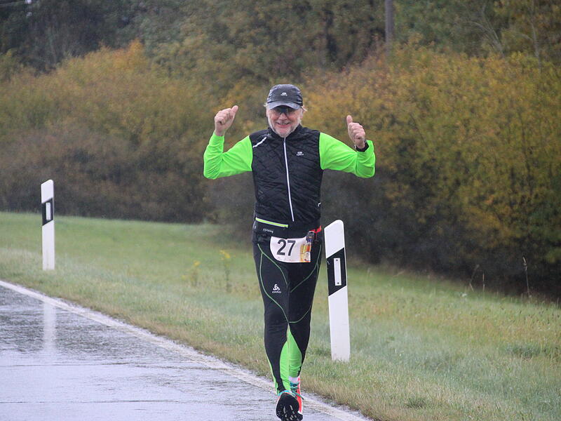 Trotz nasskaltem Herbstwetter lie&szlig;en sich die Sportler den Spa&szlig;  beim 38. Frankenwaldlauf der LG Ludwigschorgast nicht vermiesen.