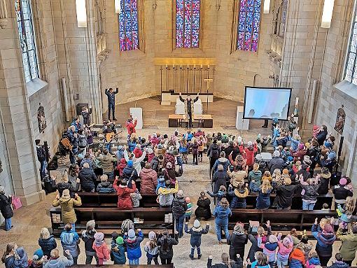 Kirche voller Kinder: Ein Blick von der Empore bei der &bdquo;Feierzeit&ldquo; der Kirche Kunterbunt.