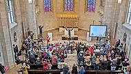 Kirche voller Kinder: Ein Blick von der Empore bei der &bdquo;Feierzeit&ldquo; der Kirche Kunterbunt.