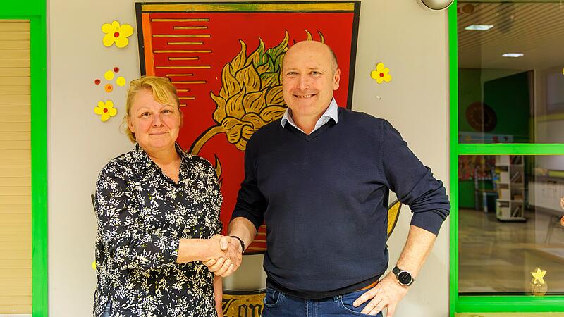 Regina Bruckmann gratuliert ihrem Nachfolger als B&uuml;rgermeister von Lonnerstadt  zum Sieg.