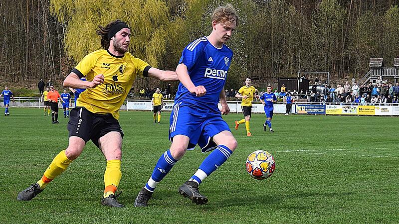 Auch wenn der SV Aura (in blau) im direkten Duell beim TSV Wollbach im vergangenen April noch mit 0:6 unterlag, geht der SVA als Tabellenf&uuml;hrer in den letzten Spieltag am kommenden Sonntag und hat die Meisterschaft in eigener Hand. Der TSV Wollbac...