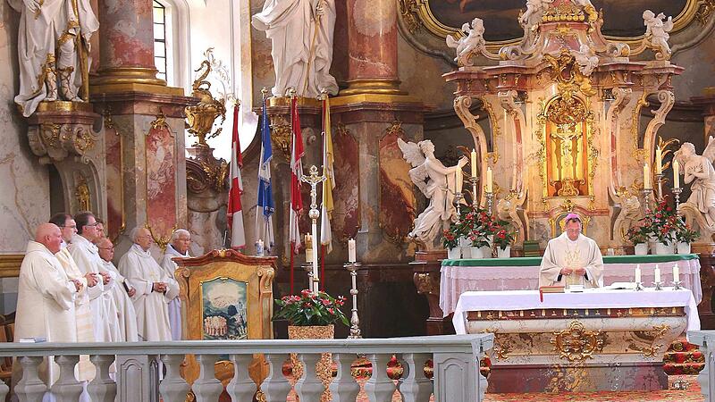 Im Festgottesdienst erneuerten die Jubilare – die Priester und Diakone – gegenüber dem Erzbischof ihr vor 20, 40, 50, 60 und 65 Jahren gegebenes Weiheversprechen. Im Festgottesdienst erneuerten die Jubilare – die Priester und Diakone – gegenüber dem Erzbischof ihr vor 20, 40, 50, 60 und 65 Jahren gegebenes Weiheversprechen.