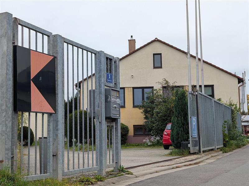 Einbruch in Forchheimer Bildungszentrum: Unbekannte stehlen Tresor, Kriminalpolizei Bamberg ermittelt.