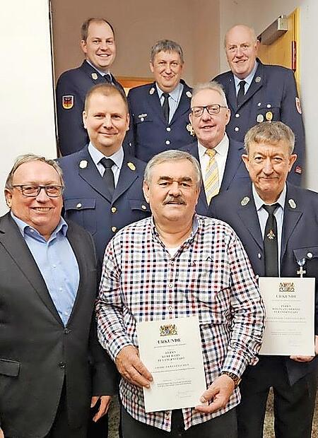 Wolfgang H&uuml;bner (rechts) und Kurt Hahn (Mitte) wurden von der Feuerwehr Langenstadt f&uuml;r ihren jahrzehntelangen Dienst ausgezeichnet.