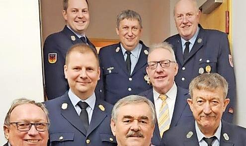 Wolfgang Hübner (rechts) und Kurt Hahn (Mitte) wurden von der Feuerwehr Langenstadt für ihren jahrzehntelangen Dienst ausgezeichnet. Wolfgang Hübner (rechts) und Kurt Hahn (Mitte) wurden von der Feuerwehr Langenstadt für ihren jahrzehntelangen Dienst ausgezeichnet.