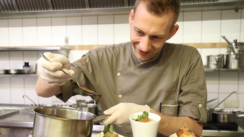 Christopher Kropf schließt sein Gourmet-Restaurant in der Unteren Königstraße Ende August. Die Kochjacke zieht er dann nur noch zu Hause an. Christopher Kropf schließt sein Gourmet-Restaurant in der Unteren Königstraße Ende August. Die Kochjacke zieht er dann nur noch zu Hause an.