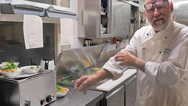 Uwe Wessel steht in Hallstadt bei der Marina am Herd.