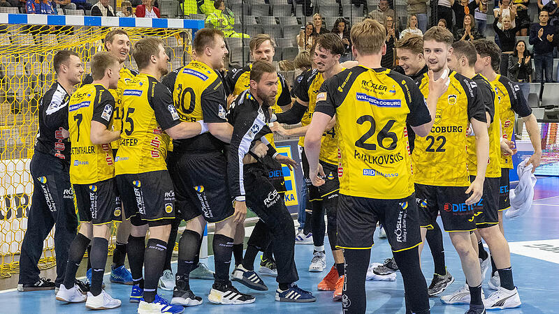 HSC-Keeper Petros Boukovinas machte nicht sein bestes Spiel, war aber da, als es drauf ankam und wurde von seinen Kollegen gefeiert.