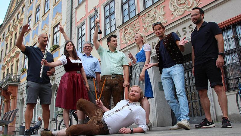Wollen es am 30. September ein letztes Mal groß krachen lassen: die Original Prinz Albert Blasmusik, hier mit vier Musikern und Organisator Christian Limpert (Zweiter von rechts), den  Wirten Nima Khorsandi (links) und Enrico Pizzato (rechts) sowi...