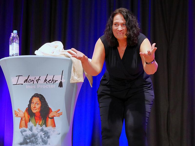 Kabarettistin Ines Procter auf der Bühne.