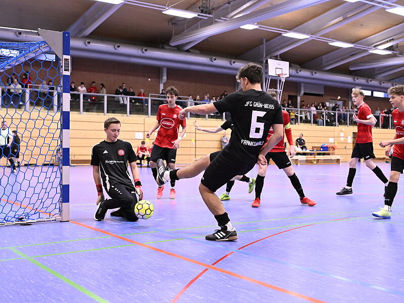 Ein halbes Dutzend Tore schossen die Frankenw&auml;lder um Jakob Zipfel (beim Schuss) gegen den FC Marktgraitz.