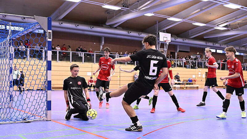 Ein halbes Dutzend Tore schossen die Frankenw&auml;lder um Jakob Zipfel (beim Schuss) gegen den FC Marktgraitz.