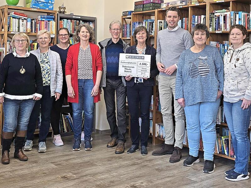 Pfarrer Burkhard Sachs (Mitte) als Vorsitzender des Diakonievereins, Ina Kober-Naumann (4. v. r.) von der Koinor-Horst-M&uuml;ller-Stiftung, B&uuml;rgermeister Oliver Plewa (3. v. r.) sowie Vertreterinnen des B&uuml;chereiteams Mitwitz.