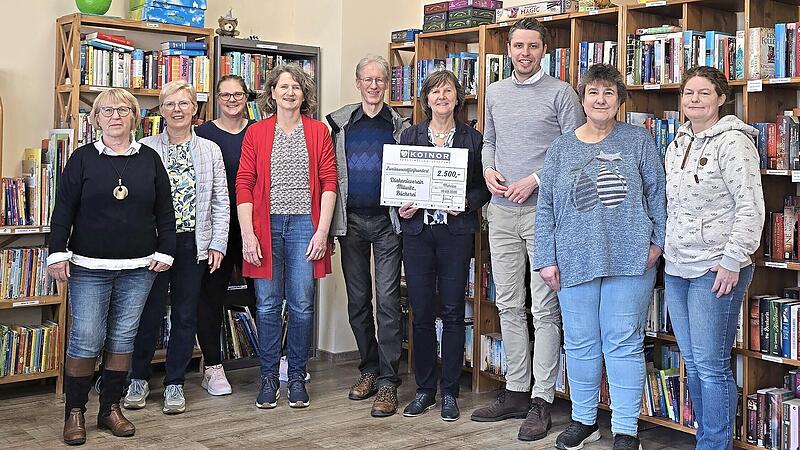 Pfarrer Burkhard Sachs (Mitte) als Vorsitzender des Diakonievereins, Ina Kober-Naumann (4. v. r.) von der Koinor-Horst-M&uuml;ller-Stiftung, B&uuml;rgermeister Oliver Plewa (3. v. r.) sowie Vertreterinnen des B&uuml;chereiteams Mitwitz.