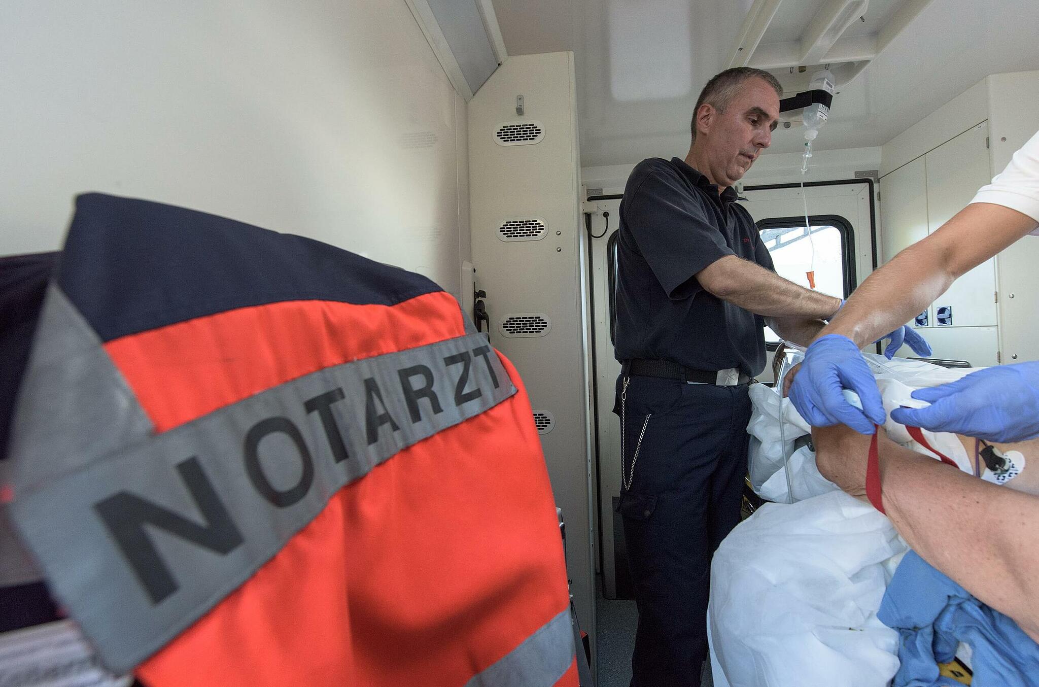 Muss Notarzt Auf Leichenwagen Warten www.fraenkischertag.de