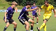 Der Breiteng&uuml;&szlig;bacher Daniel Sch&uuml;cker (rechts) versucht den Ball an den beiden Harnsbachern Leon H&ouml;hn (Mitte) und Janes Burger vorbeizubekommen.sportpress
