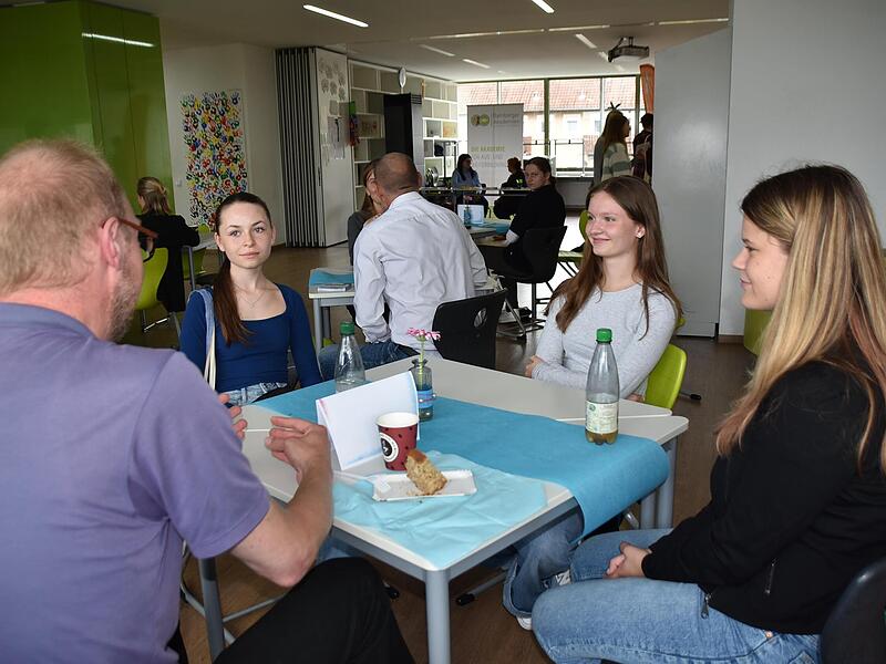 Margarete, Hannah und Mia nutzten die Gelegenheit, sich im „Ehemaligen-Café“ zu informieren, hier mit Jochen Zeitler.