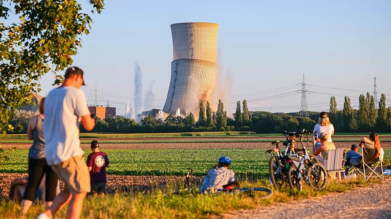 Die Sprengung der K&uuml;hlt&uuml;rme des stillgelegten Atomkraftwerks Grafenrheinfeld lockte Tausende Zuschauerinnen und Zuschauer an den Rand des Sperrgebiets.