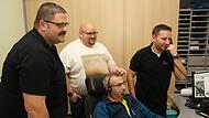 Andreas Klebeg, Bernd Albert, Andreas Reistel (sitzend) und Schichtleiter Jan Domann (von links) bei ihrem Neujahrsdienst in der Integrierten Leitstelle in Ebersdorf