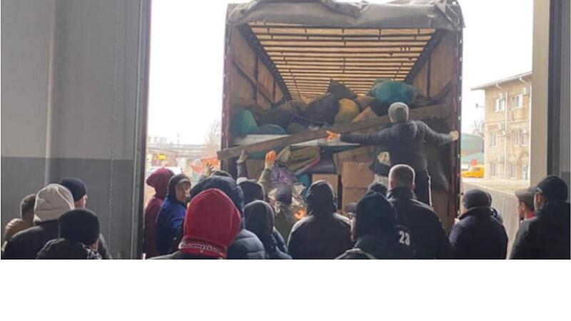 Als die ersten Bilder vom Entladen des ersten Lastwagens in der Ukraine ankommen, brandet bei den Helfern in Johannisthal Riesenjubel aus. Als die ersten Bilder vom Entladen des ersten Lastwagens in der Ukraine ankommen, brandet bei den Helfern in Johannisthal Riesenjubel aus.