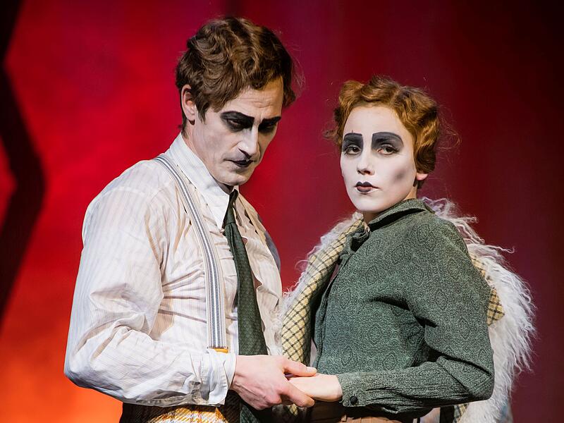 Als Neuinszenierung feierte "Die Dreigroschenoper" Premiere am Landestheater Coburg.