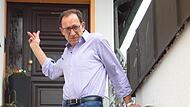 19 Stufen führen zu Werner Mönius' Haustüre. Langsam muss der Heroldsbacher Parkinson-Patient über eine barrierefreie Alternative nachdenken.Forchheim & Fränkische Schweiz 19 Stufen führen zu Werner Mönius' Haustüre. Langsam muss der Heroldsbacher Parkinson-Patient über eine barrierefreie Alternative nachdenken.Forchheim & Fränkische Schweiz