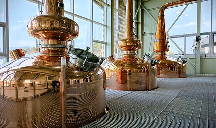 Neben Brauereien fertigt Kaspar Schulz auch Mälzereien und Whisky-Destillen aus Kupfer, etwa die Kimchangsoo Distillery in Korea. Neben Brauereien fertigt Kaspar Schulz auch Mälzereien und Whisky-Destillen aus Kupfer, etwa die Kimchangsoo Distillery in Korea.