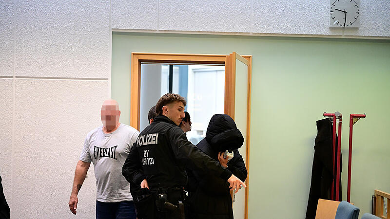 Amtsgericht Bamberg Drogentransport nach Erlangen Die Angeklagte versteckt sich beim Betreten des Gerichtssaales unter einer Kapuze.