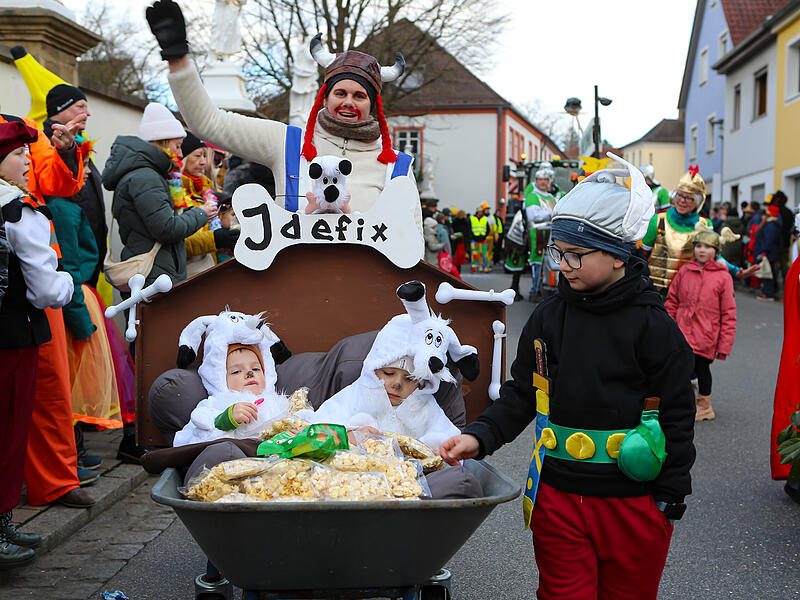 Sonnenschein und gute Laune: Der Faschingsumzug in Memmelsdorf begeistert die Massen.