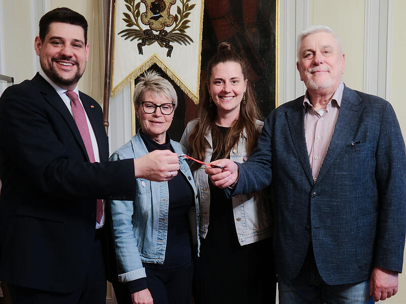 Wechsel an der Spitze der SPD-Fraktion im Coburger Stadtrat: Stefan Sauerteig (links) &uuml;bernimmt den Vorsitz von Norbert Tessmer. Stellvertretende Vorsitzende sind Gabriele Morper-Marr (Zweite von links) und Franziska Ritz.
