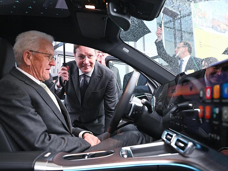 Winfried Kretschmann, Ministerpräsident von Baden-Württemberg, mit Ola Källenius (r.), Vorstandsvorsitzender der Mercedes-Benz Group. Kretschmanns Erfolgbilanz könnte den Grünen als Beispiel dienen.