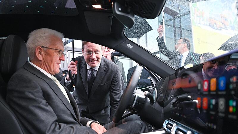 Winfried Kretschmann, Ministerpräsident von Baden-Württemberg, mit Ola Källenius (r.), Vorstandsvorsitzender der Mercedes-Benz Group. Kretschmanns Erfolgbilanz könnte den Grünen als Beispiel dienen.