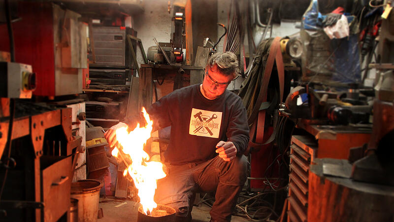 Beim H&auml;rten in &Ouml;l entsteht eine Flamme.