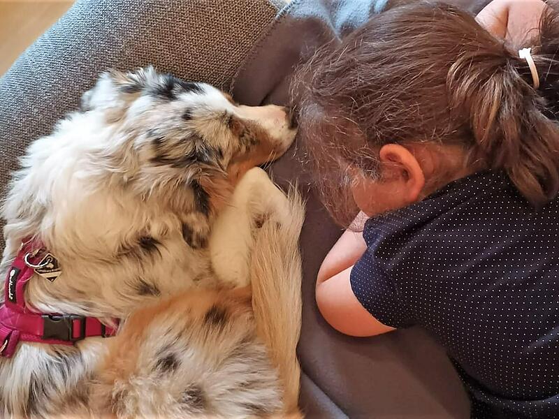 Elly mit Josefin beim Kuscheln