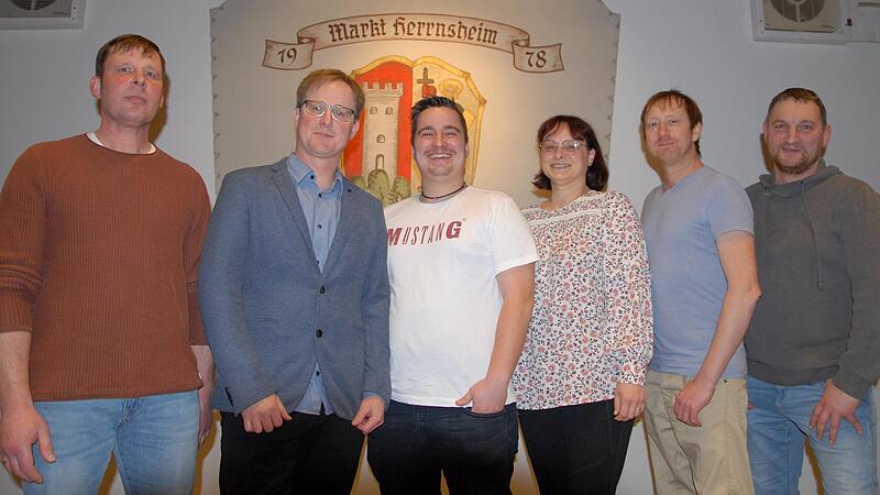 Die Führungsspitze des Bürgervereins Marktschänke in Markt Herrnsheim bilden (von links) Vorsitzender Artur Stumpf, sein Stellvertreter Martin Greulich, Schriftführer Holger Götzelmann, Kassenwartin Cornelia Neubert sowie die Beisitzer Pascal Schiller und Jürgen Geitz. Die Führungsspitze des Bürgervereins Marktschänke in Markt Herrnsheim bilden (von links) Vorsitzender Artur Stumpf, sein Stellvertreter Martin Greulich, Schriftführer Holger Götzelmann, Kassenwartin Cornelia Neubert sowie die Beisitzer Pascal Schiller und Jürgen Geitz.