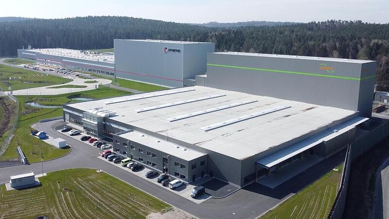 Das neue Werk von Lewell in Eisfeld, anschließend die Werkshalle des Partners Progroup. Das neue Werk von Lewell in Eisfeld, anschließend die Werkshalle des Partners Progroup.